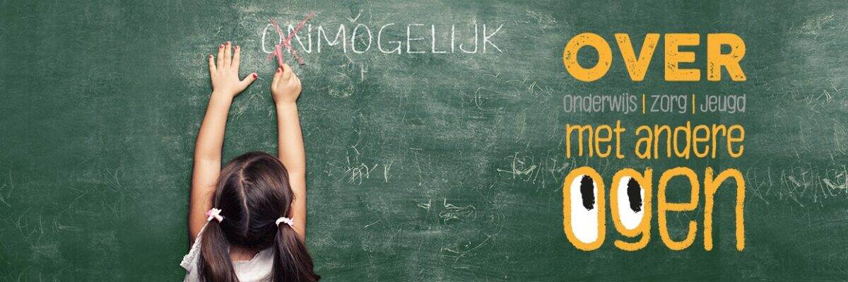 Een meisje streept op een krijtbord ON door van het woord onmogelijk. Rechts onderin staat de tekst Met Andere Ogen.