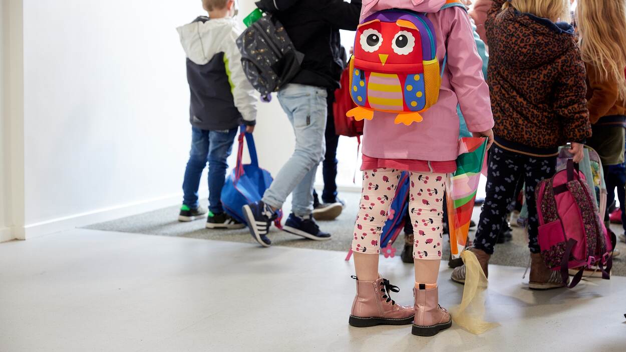 Afbeelding van kinderen in een schoolgang