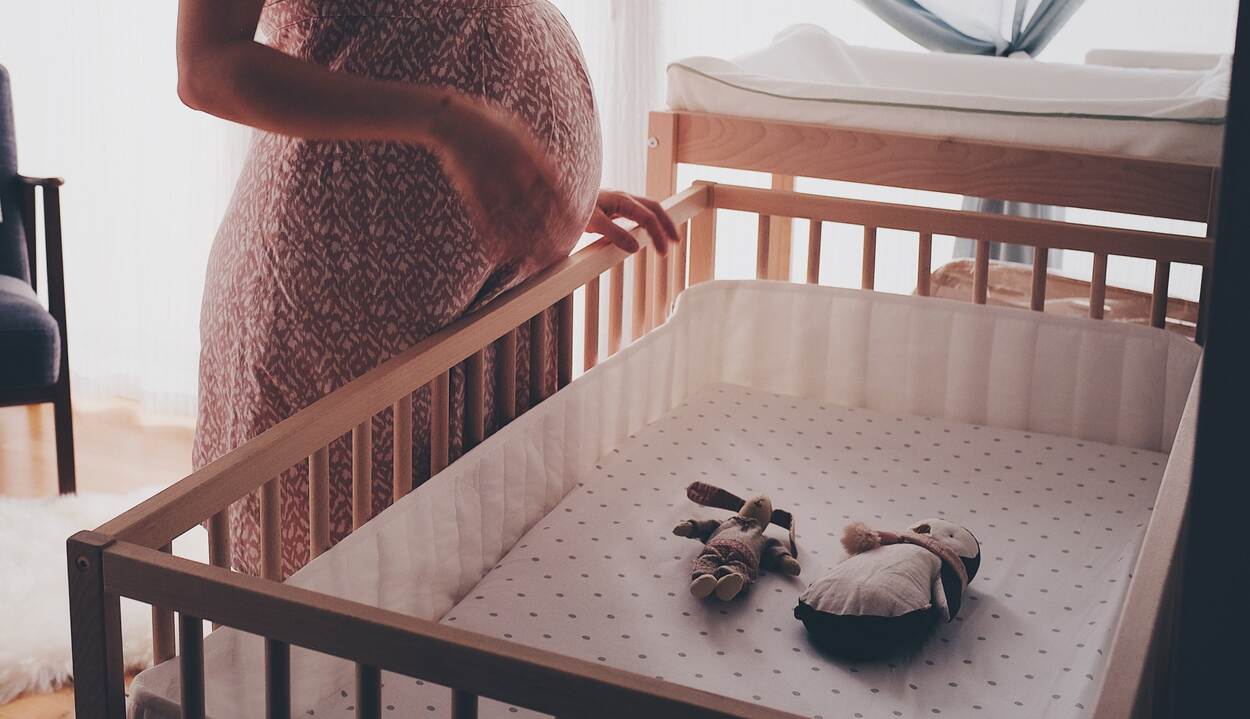 Afbeelding van een zwangere vrouw op een kinderkamer