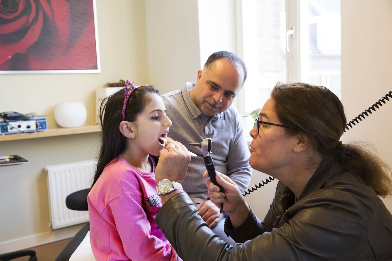 Jeugzorgregio Rivierenland een jong kind is met haar vader bij de tandarts