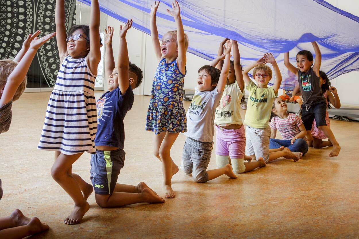 Jeugdzorgregio Utrecht foto van dansende kinderen