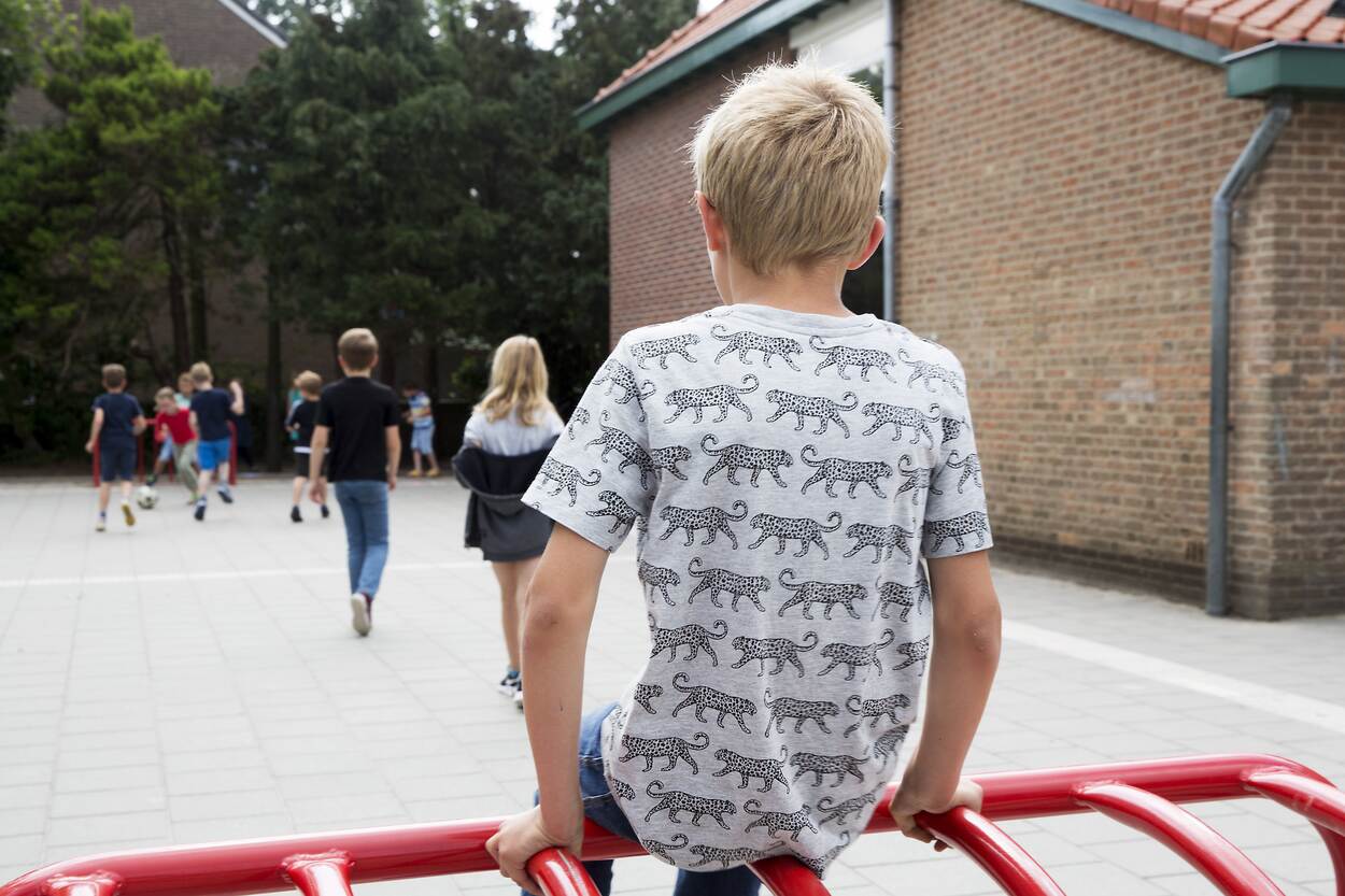 Jeugdzorgregio Brabant West jongetje op schoolplein