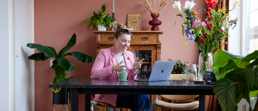 Amber van Berkel zit achter een laptop.