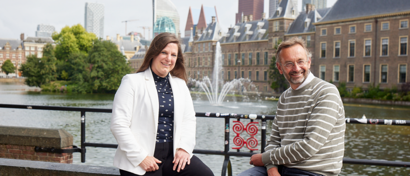 Susanne Bleijenberg en Guido Rijnja voor de hofvijfer.