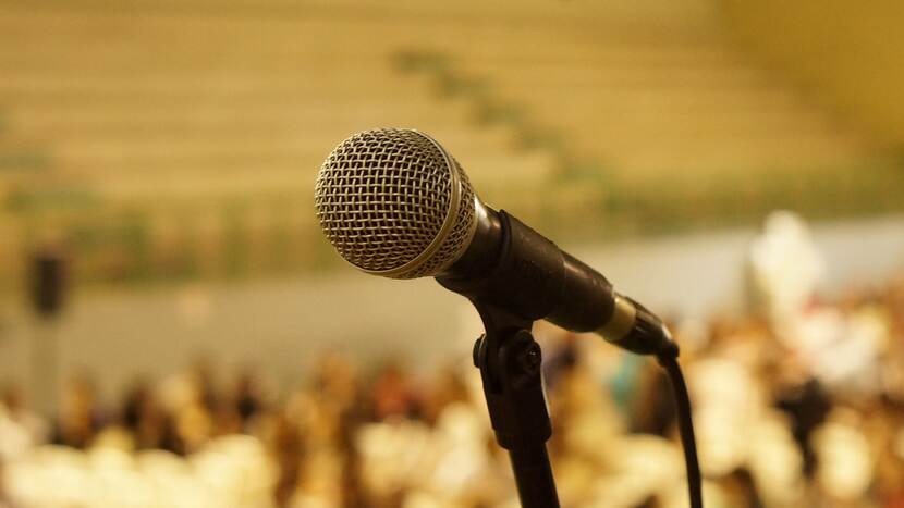 Afbeelding van microfoon op een podium voor de podiuminterviews