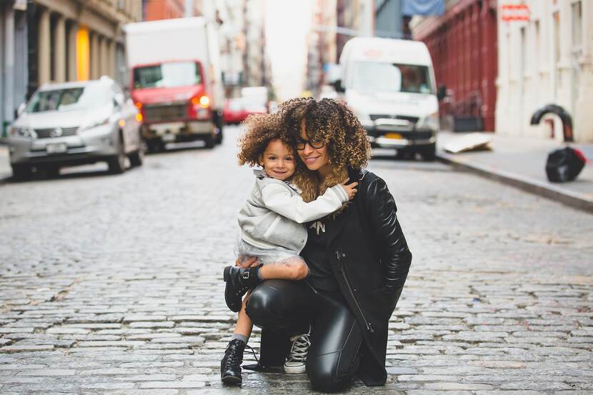 Een foto van een vrouw die haar kind vasthoudt