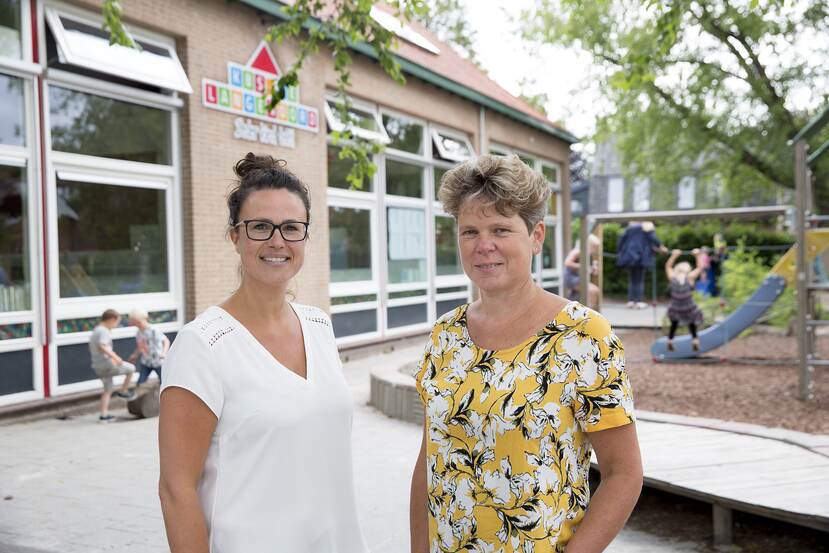 Een foto van een ouder en een schoolleider