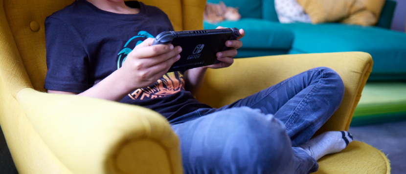 Jongen met een Nintendo Switch