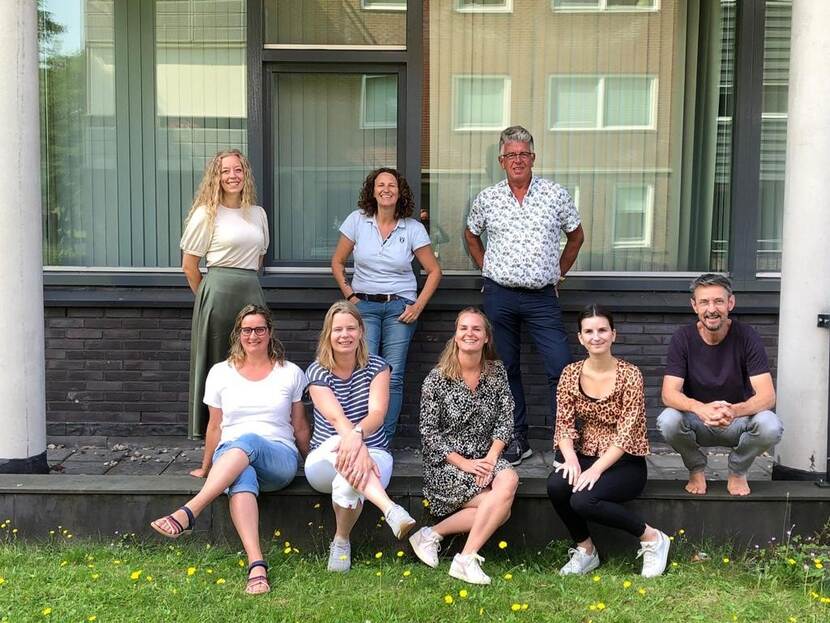 Het team van Jeugdlink. Bovenaan van links naar rechts: Annalies van Leeuwen (Sociaal Team), Veronique Laenen (William Schrikker Stichting) en Alex Vinke (Jeugdbescherming Gelderland). Onderaan van links naar rechts: Ellen Pinkster (Veilig Thuis), Ellen Jurriens (gedragsdeskundige), Lotte Mittendorff (teamleider), Kim Reuvers (Raad voor de Kinderbescherming) en Eelco Kingma (Sociaal Team).