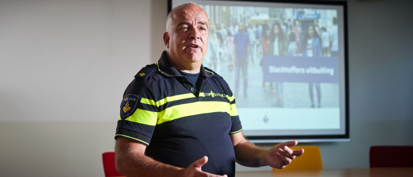 Politieagent Bart Soels geeft voorlichting over mensenhandel.