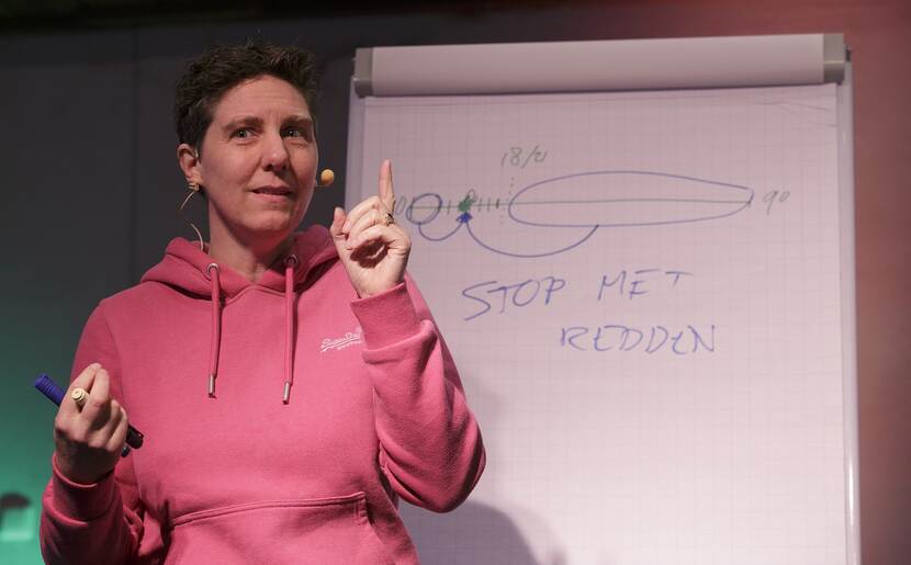 Afbeelding van Mascha Struijk tijdens een presentatie Professional vanuit je hart