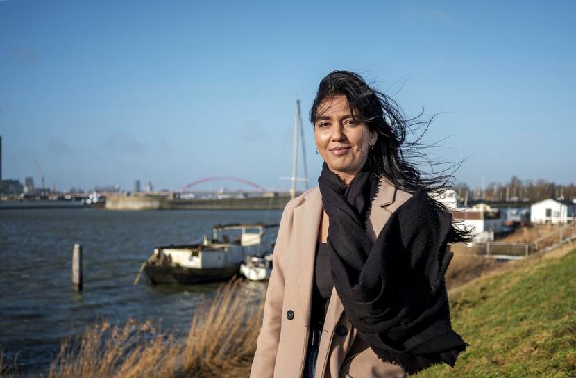 Ervaringsdeskundige Janet Haring op een dijk langs een rivier