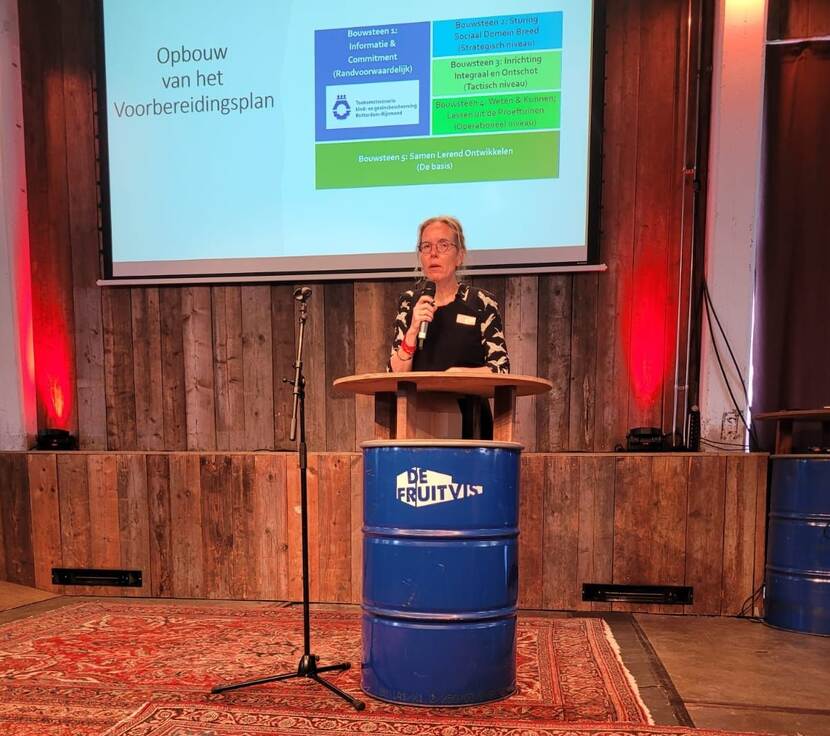 Geeske van Hoogeboezem geeft een lezing.