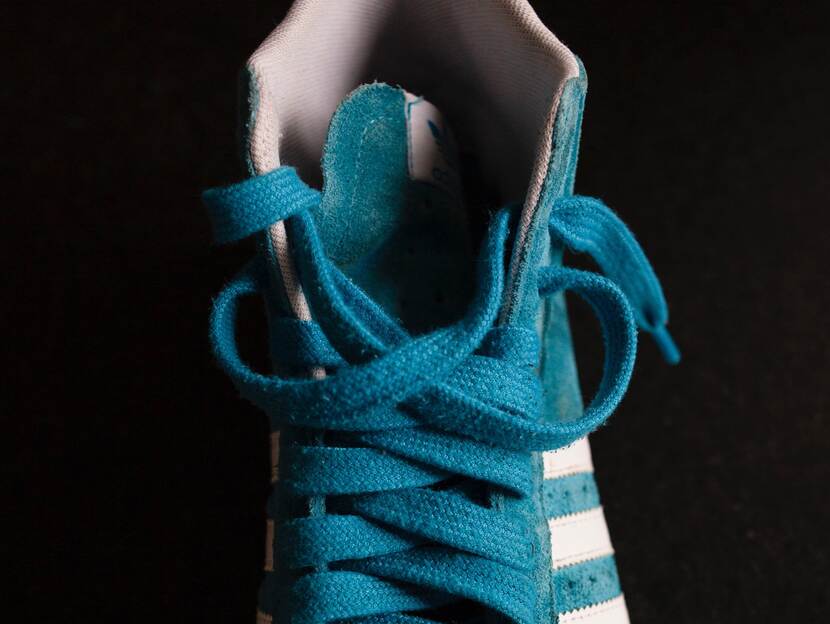 Foto van sneakers en blauwe schoenveters