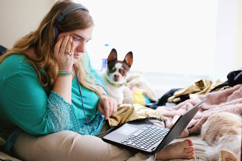 Tiener met autisme op de laptop