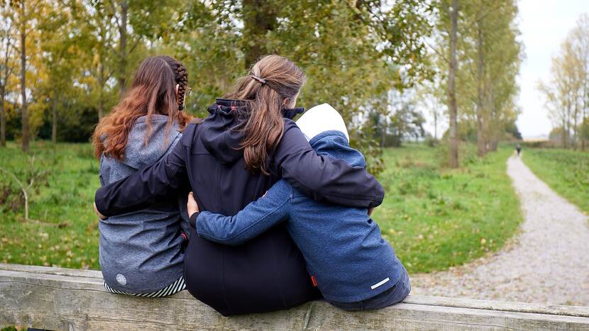 Afbeelding van jeugdhulpverlener met kinderen