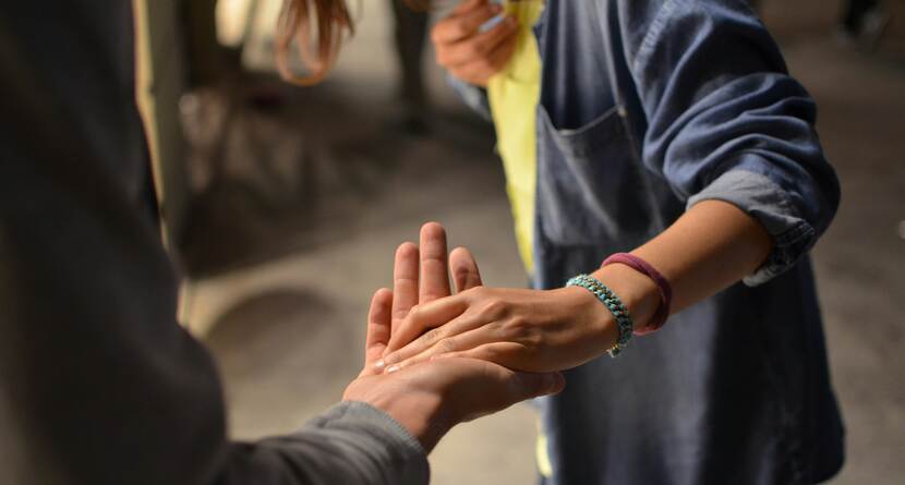 Afbeelding van een jongere die een hand aanpakt