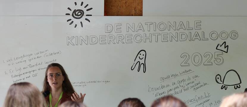 Afbeelding van presentatie tijdens de kinderrechtendialoog 2024