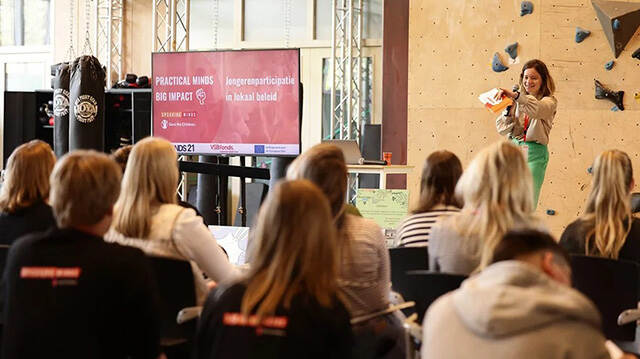 In gesprek met jongeren tijdens 'Practical Minds, Big Impact'