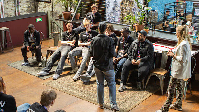 Afbeelding van een groep jongeren in gesprek tijdens de Brainstorm over zingeving tijdens de Youth Empower Conference