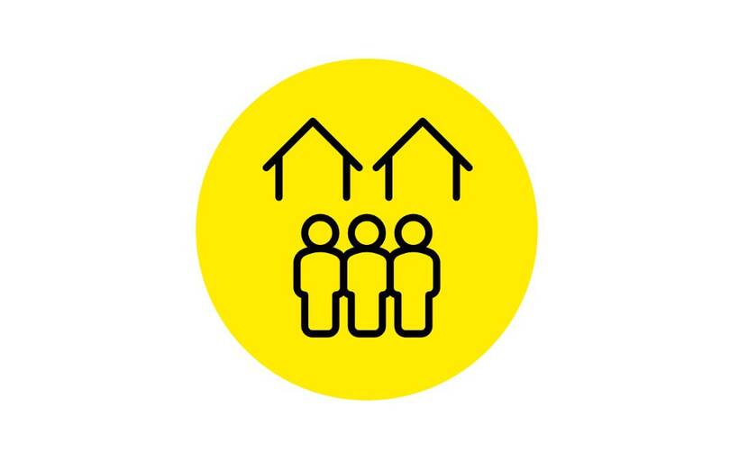 Logo Wijkgericht werken. Een geel rondje met twee huisjes en drie poppetjes