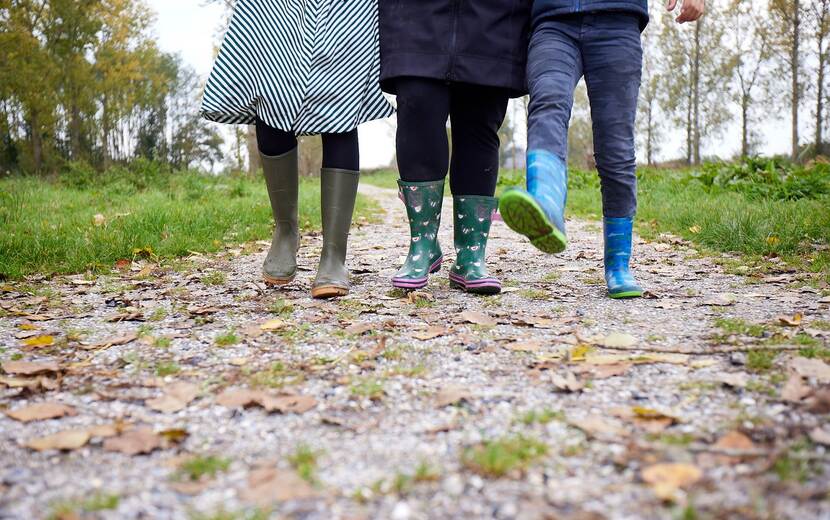 Afbeelding van voeten van vrouw met twee kinderen